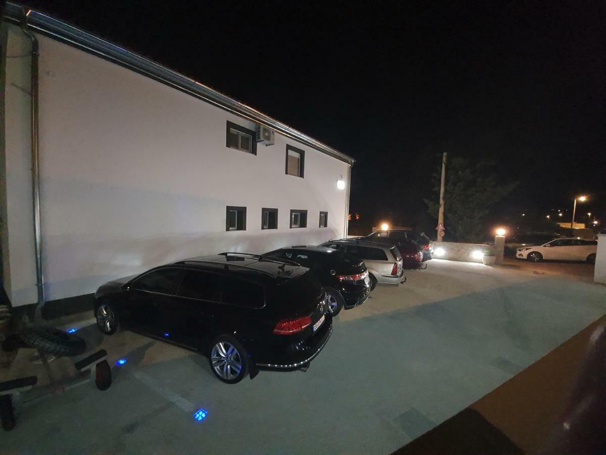 Jeli Apartments สตารีกราด-ปาเคลนีซา ภายนอก รูปภาพ